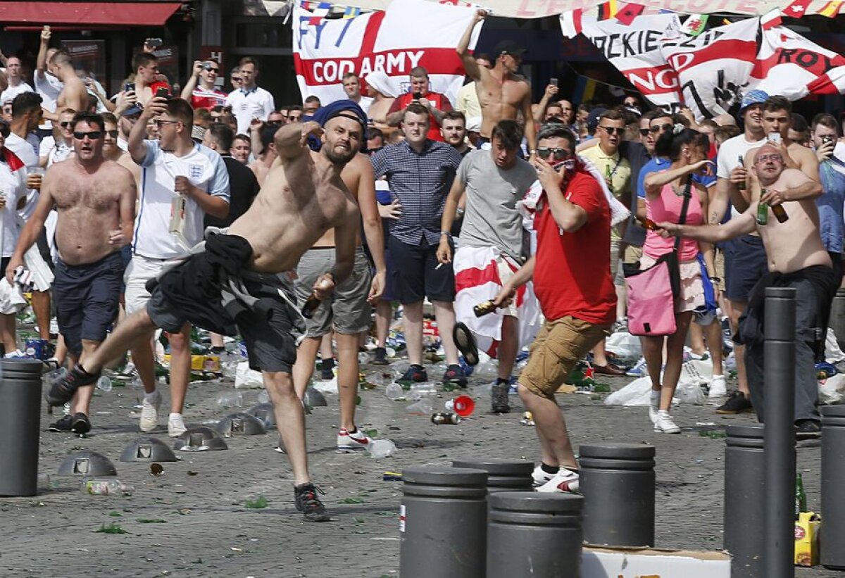 FOTO Lupte de stradă la Marseille! Fanii Angliei, bătuți crunt de ruși, unul este în stare extrem de gravă » Atenție, imagini cu un puternic impact emoțional!