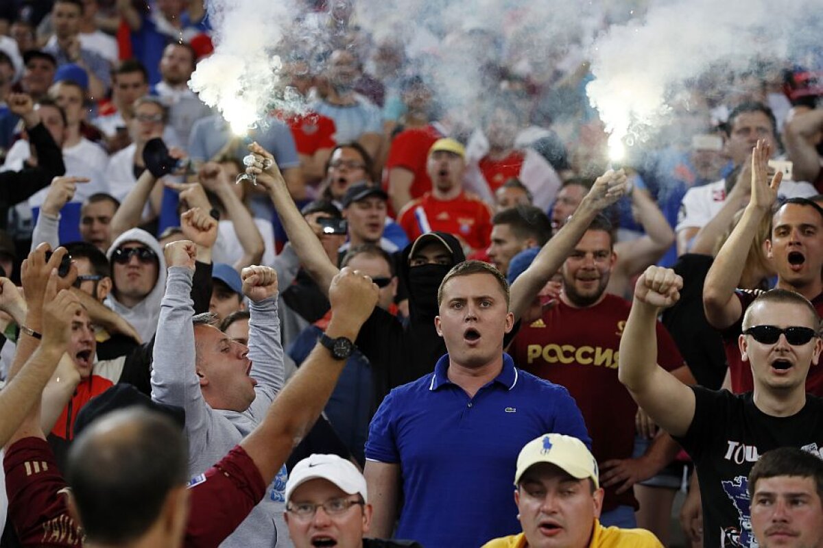 FOTO + VIDEO Haos pe Stade Velodrome! Fanii Rusiei au venit cu torțe și i-au obligat pe englezi să fugă din tribune