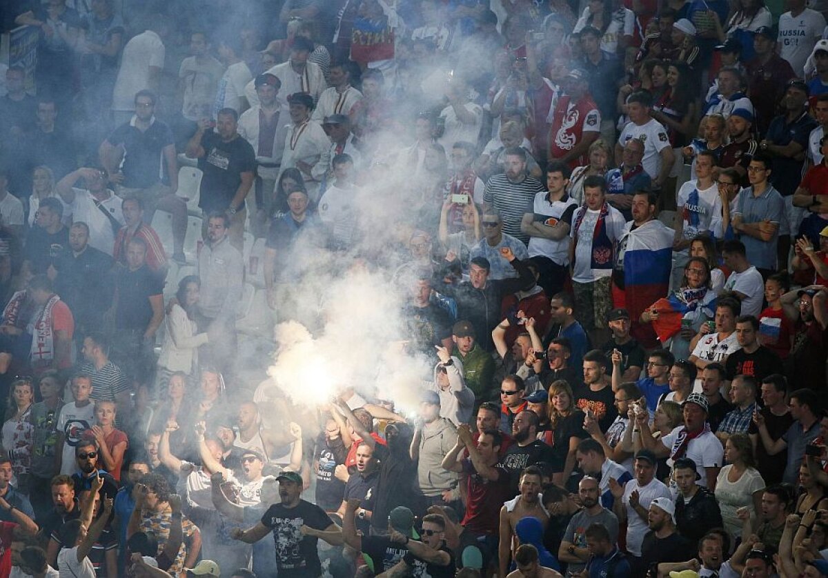 FOTO + VIDEO Haos pe Stade Velodrome! Fanii Rusiei au venit cu torțe și i-au obligat pe englezi să fugă din tribune