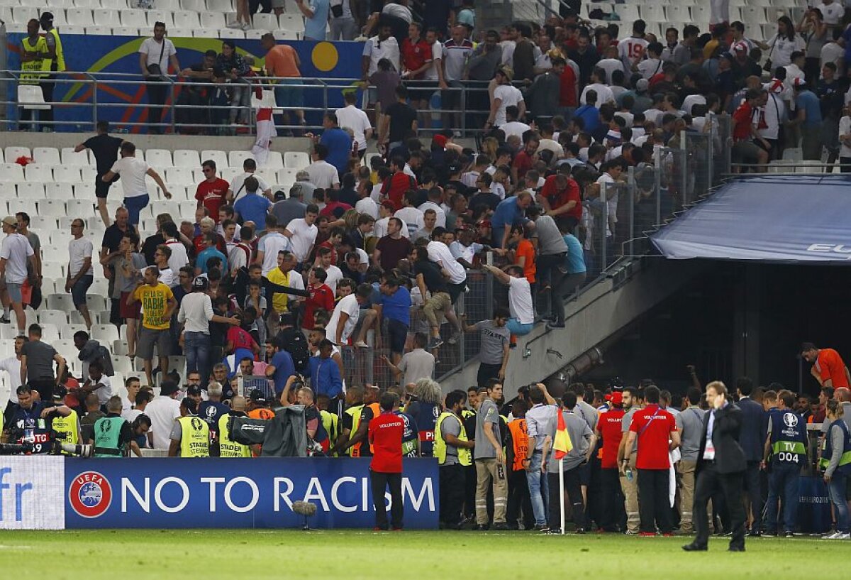 FOTO + VIDEO Haos pe Stade Velodrome! Fanii Rusiei au venit cu torțe și i-au obligat pe englezi să fugă din tribune