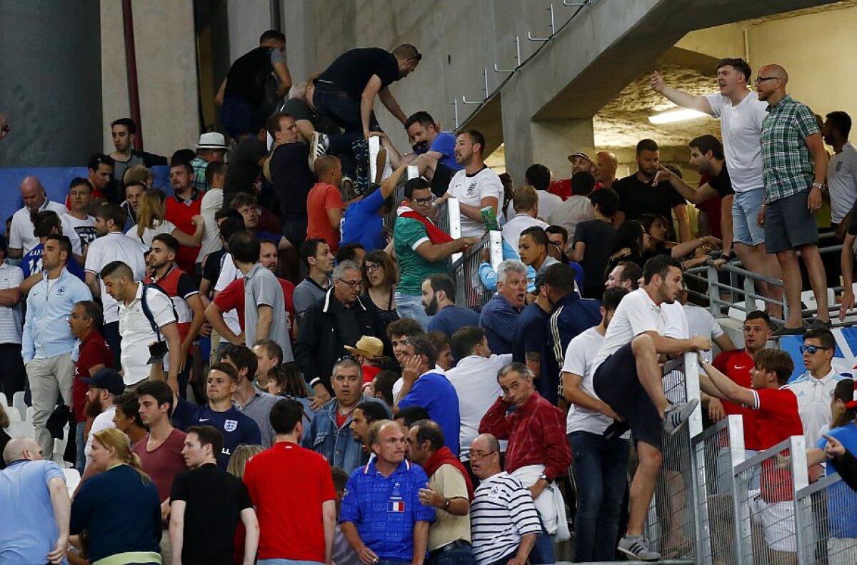 FOTO + VIDEO Haos pe Stade Velodrome! Fanii Rusiei au venit cu torțe și i-au obligat pe englezi să fugă din tribune