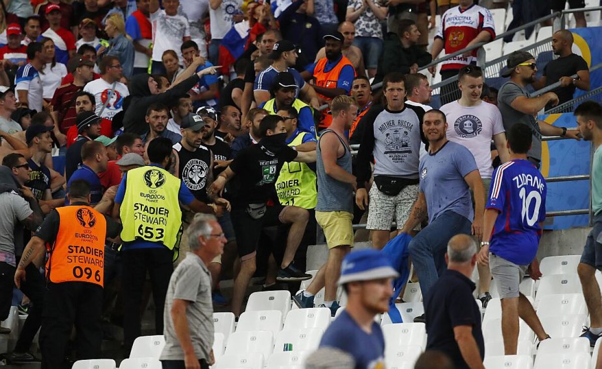 FOTO + VIDEO Haos pe Stade Velodrome! Fanii Rusiei au venit cu torțe și i-au obligat pe englezi să fugă din tribune