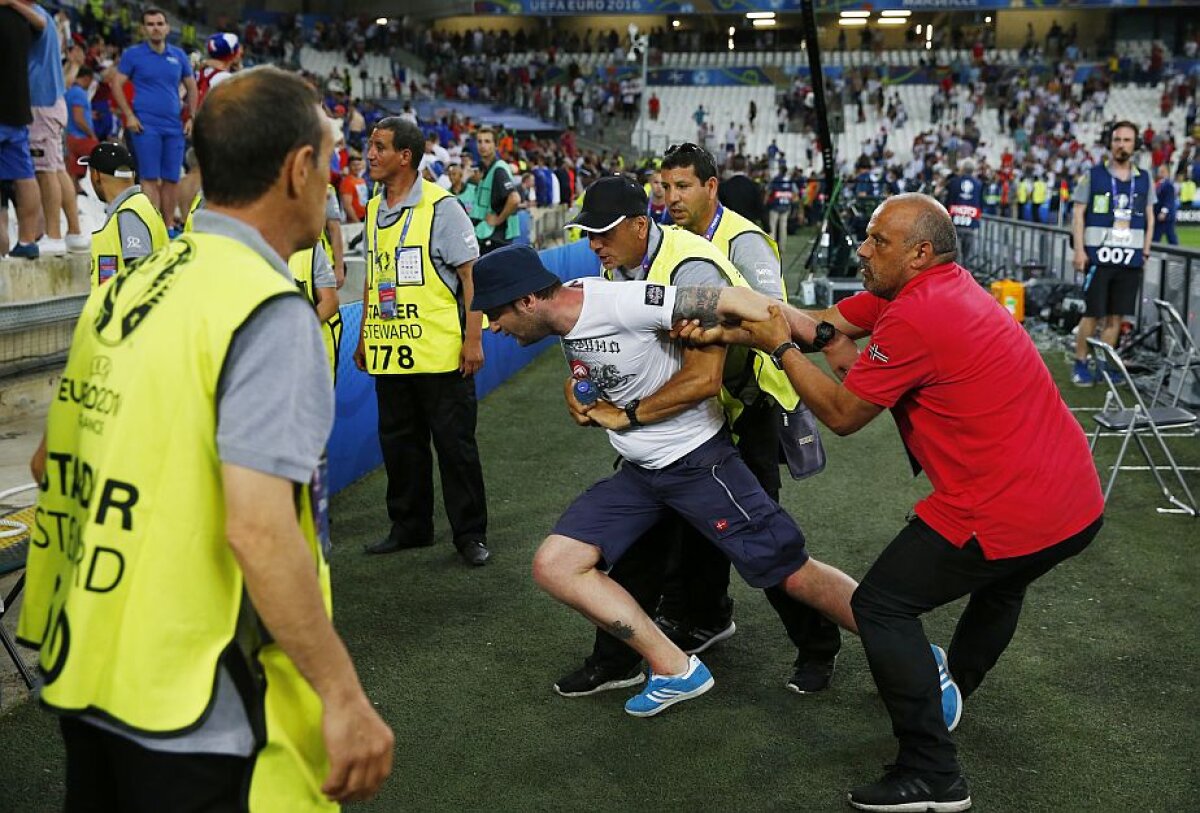FOTO + VIDEO Haos pe Stade Velodrome! Fanii Rusiei au venit cu torțe și i-au obligat pe englezi să fugă din tribune