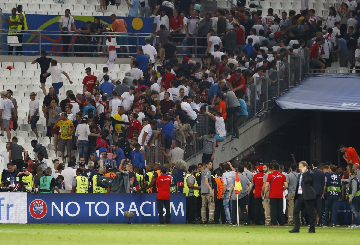 FOTO + VIDEO Haos pe Stade Velodrome! Fanii Rusiei au venit cu torțe și i-au obligat pe englezi să fugă din tribune