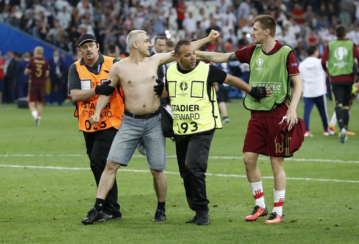 FOTO + VIDEO Haos pe Stade Velodrome! Fanii Rusiei au venit cu torțe și i-au obligat pe englezi să fugă din tribune