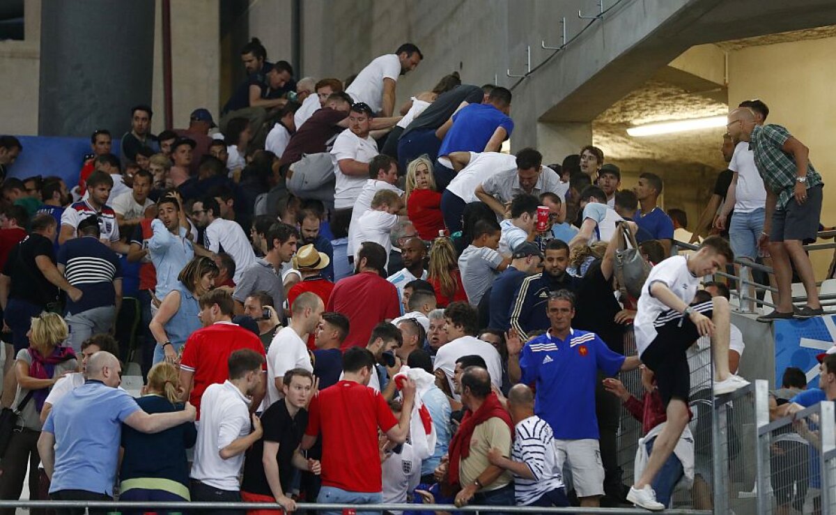FOTO + VIDEO Haos pe Stade Velodrome! Fanii Rusiei au venit cu torțe și i-au obligat pe englezi să fugă din tribune