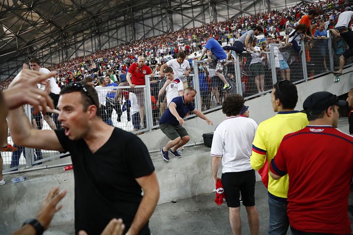 FOTO + VIDEO Haos pe Stade Velodrome! Fanii Rusiei au venit cu torțe și i-au obligat pe englezi să fugă din tribune
