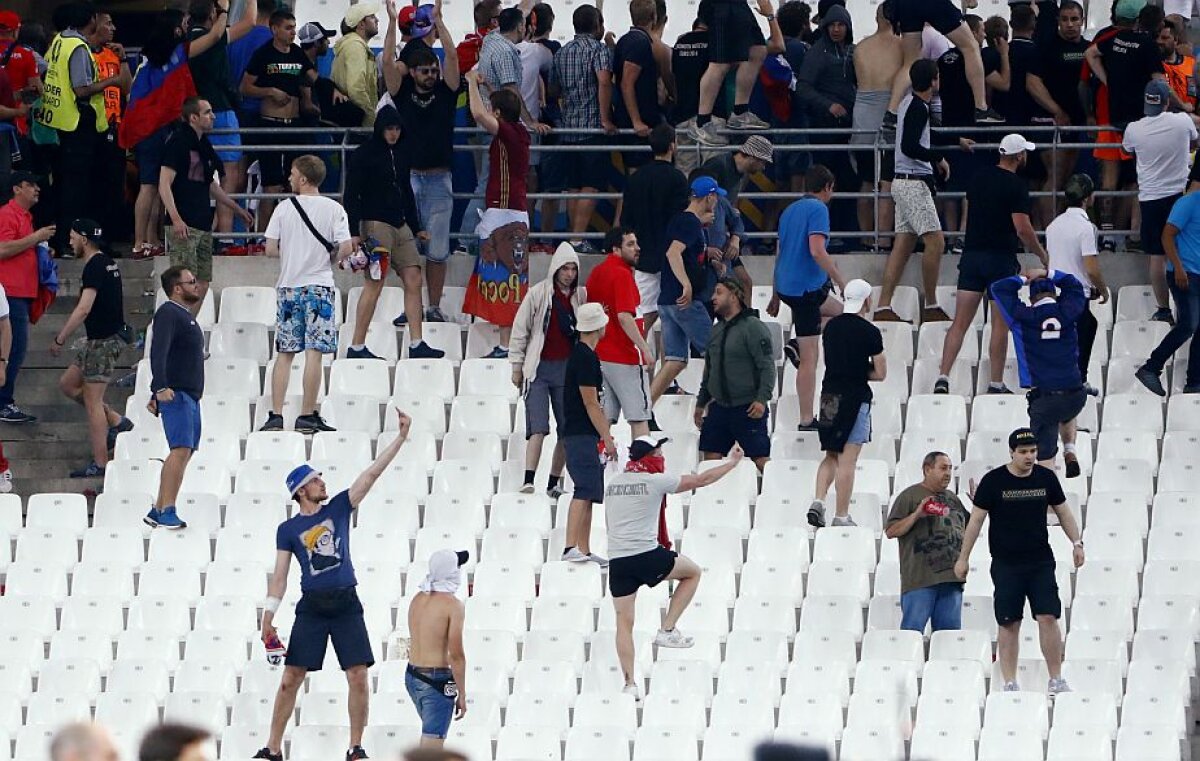 FOTO + VIDEO Haos pe Stade Velodrome! Fanii Rusiei au venit cu torțe și i-au obligat pe englezi să fugă din tribune