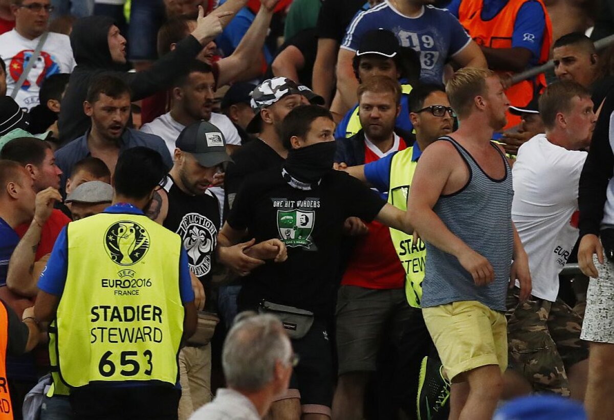 FOTO + VIDEO Haos pe Stade Velodrome! Fanii Rusiei au venit cu torțe și i-au obligat pe englezi să fugă din tribune