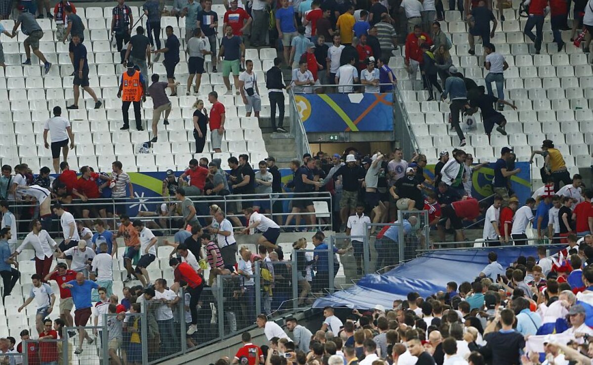 FOTO + VIDEO Haos pe Stade Velodrome! Fanii Rusiei au venit cu torțe și i-au obligat pe englezi să fugă din tribune