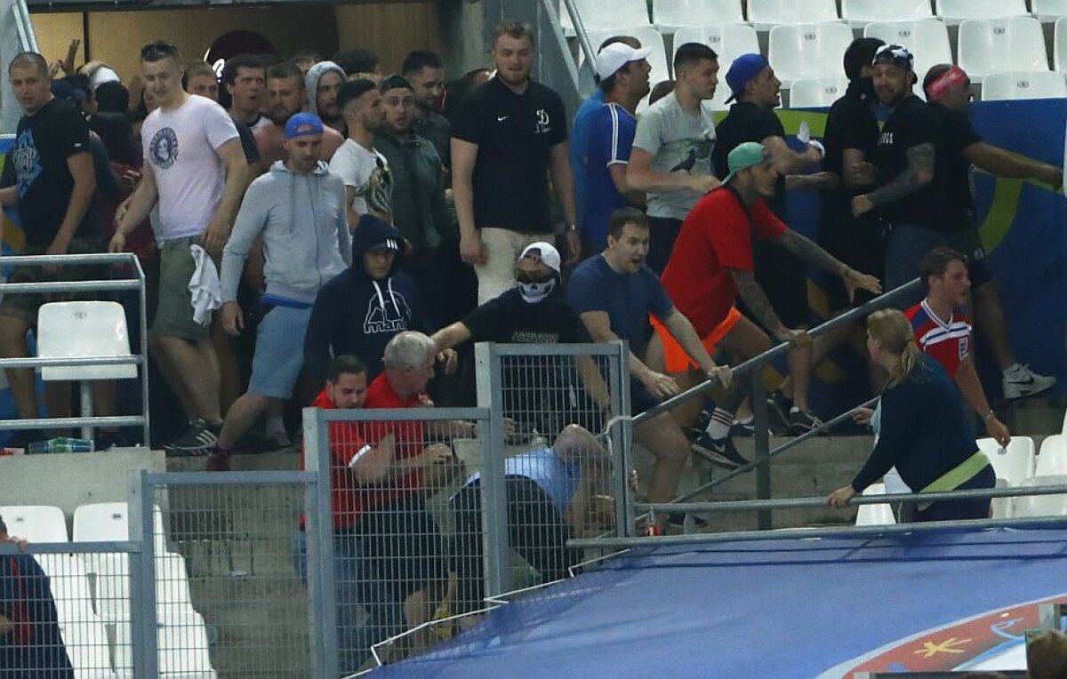 FOTO + VIDEO Haos pe Stade Velodrome! Fanii Rusiei au venit cu torțe și i-au obligat pe englezi să fugă din tribune