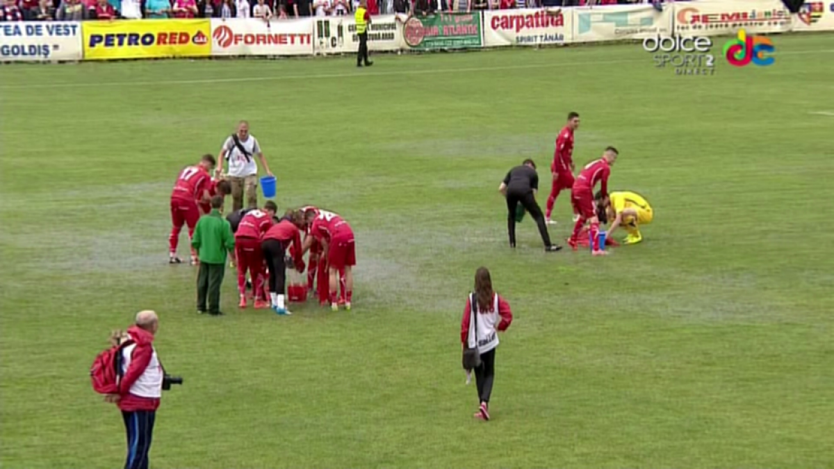 FOTO + VIDEO Scene incredibile la Arad la returul dintre UTA și Voluntari! Gazdele s-au impus, scor 1-0, pe un teren plin de apă, dar ilfovenii sunt cei care continuă în Liga 1