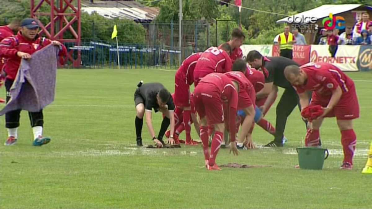 FOTO + VIDEO Scene incredibile la Arad la returul dintre UTA și Voluntari! Gazdele s-au impus, scor 1-0, pe un teren plin de apă, dar ilfovenii sunt cei care continuă în Liga 1