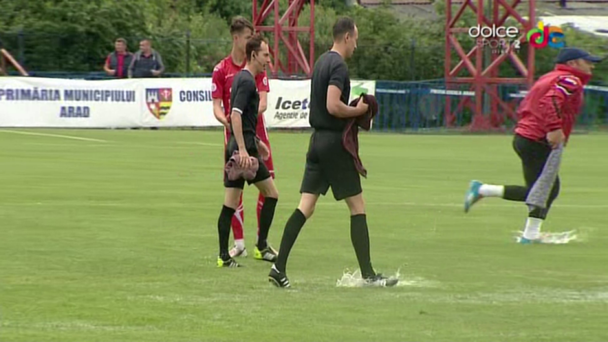 FOTO + VIDEO Scene incredibile la Arad la returul dintre UTA și Voluntari! Gazdele s-au impus, scor 1-0, pe un teren plin de apă, dar ilfovenii sunt cei care continuă în Liga 1