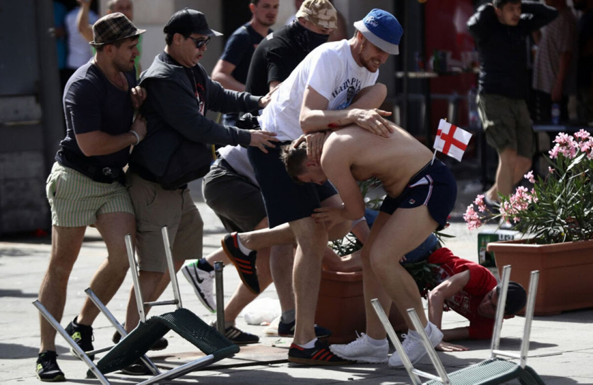 FOTO Înapoi în epoca de piatră » Huliganii englezi, ruși și francezi au transformat Marseille într-un teatru de război