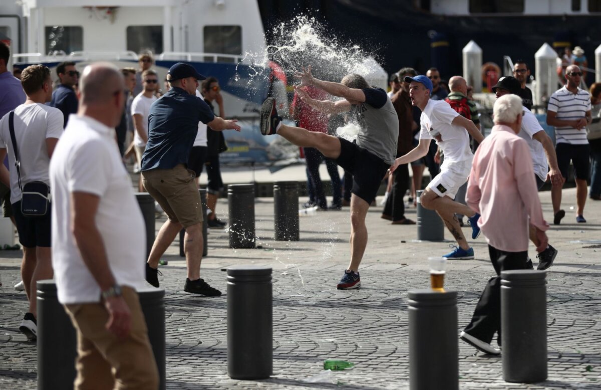 FOTO Înapoi în epoca de piatră » Huliganii englezi, ruși și francezi au transformat Marseille într-un teatru de război