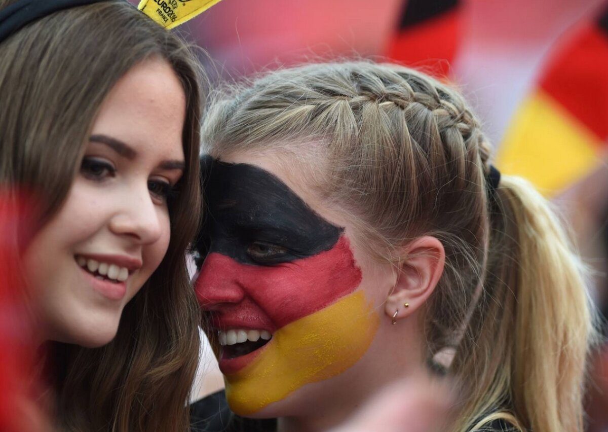 FOTO Ele au încălzit tribunele în primele meciuri » Cele mai sexy microbiste de la Euro 2016