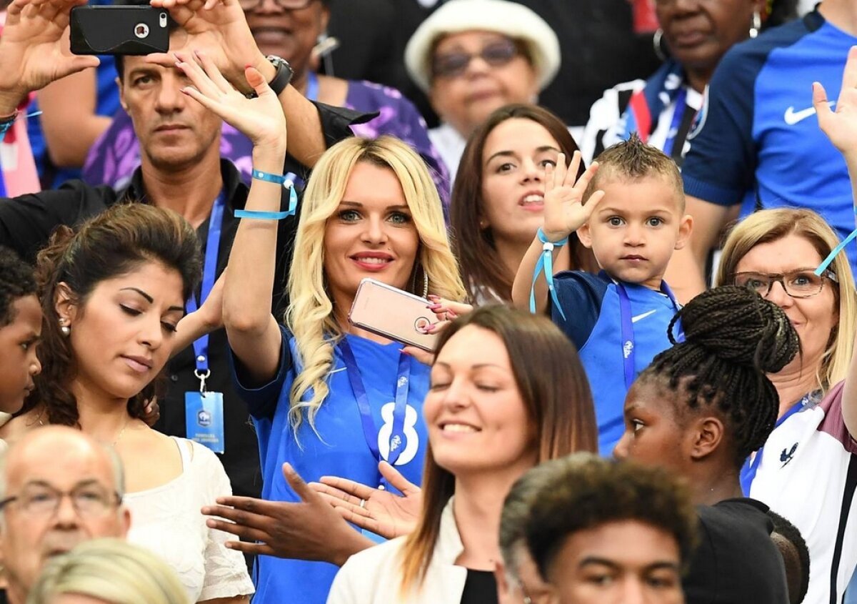 FOTO Ele au încălzit tribunele în primele meciuri » Cele mai sexy microbiste de la Euro 2016