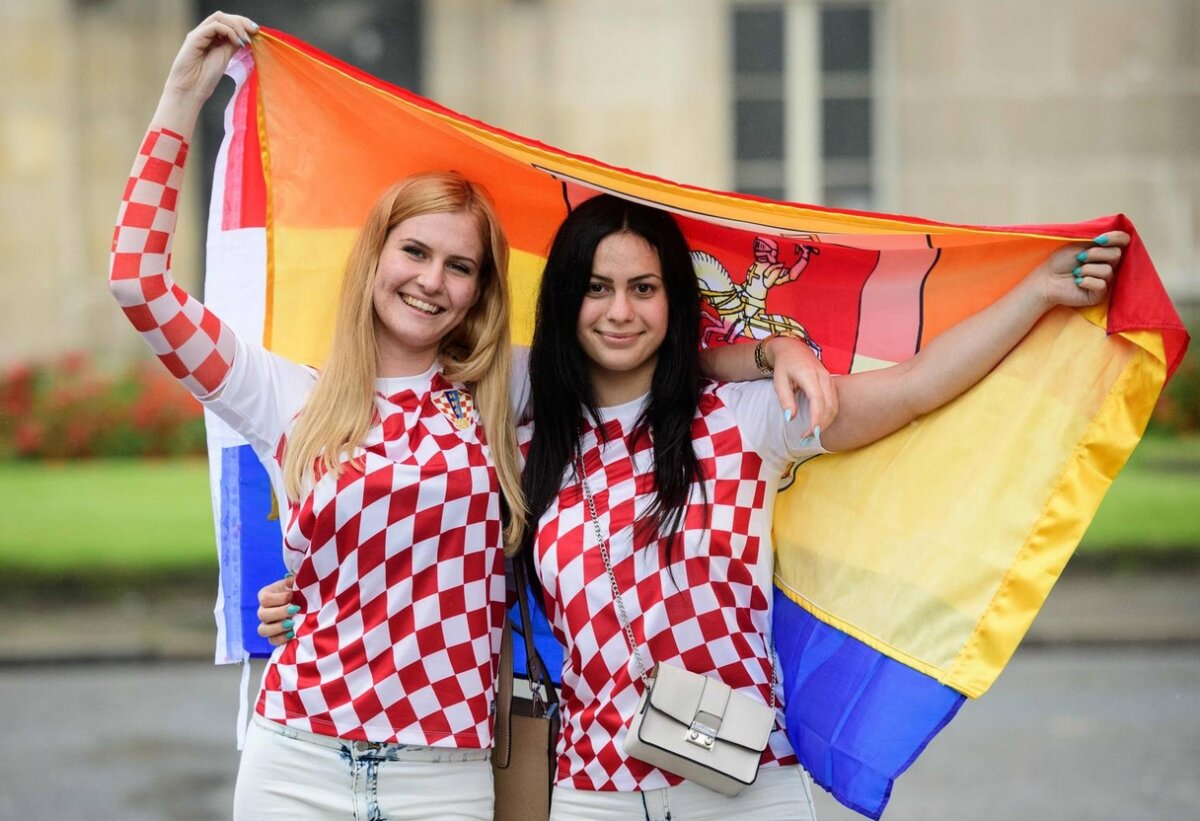 FOTO Ele au încălzit tribunele în primele meciuri » Cele mai sexy microbiste de la Euro 2016