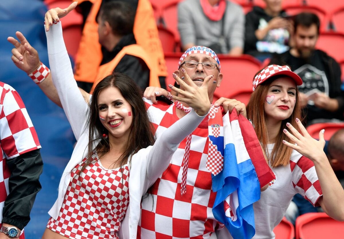 FOTO Ele au încălzit tribunele în primele meciuri » Cele mai sexy microbiste de la Euro 2016