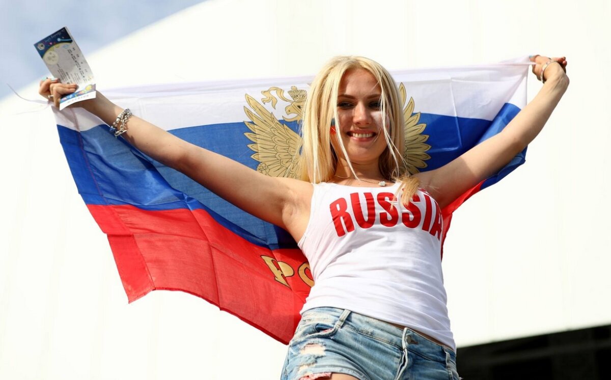 FOTO Ele au încălzit tribunele în primele meciuri » Cele mai sexy microbiste de la Euro 2016