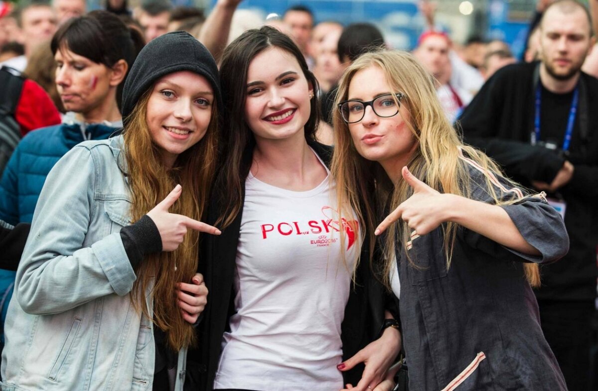 FOTO Ele au încălzit tribunele în primele meciuri » Cele mai sexy microbiste de la Euro 2016