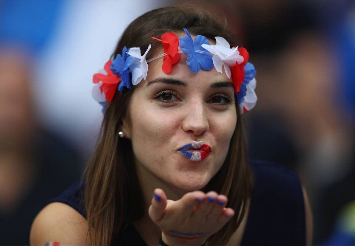 FOTO Ele au încălzit tribunele în primele meciuri » Cele mai sexy microbiste de la Euro 2016