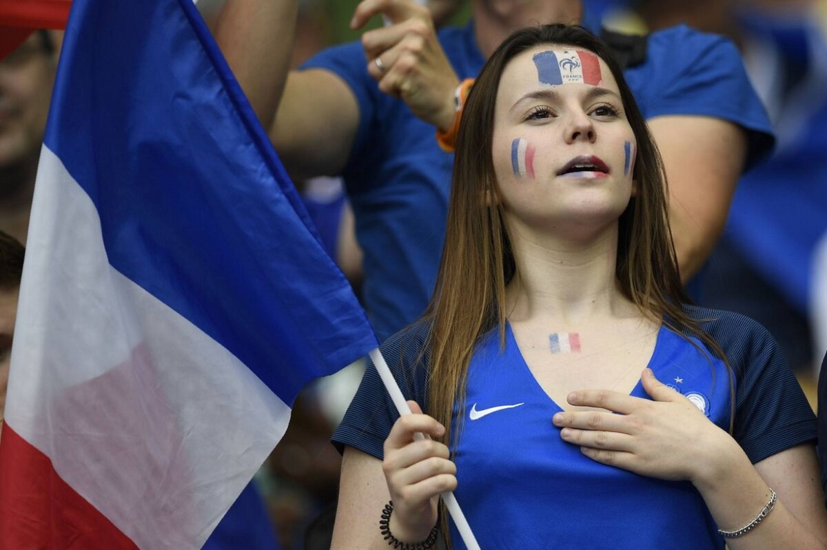 FOTO Ele au încălzit tribunele în primele meciuri » Cele mai sexy microbiste de la Euro 2016