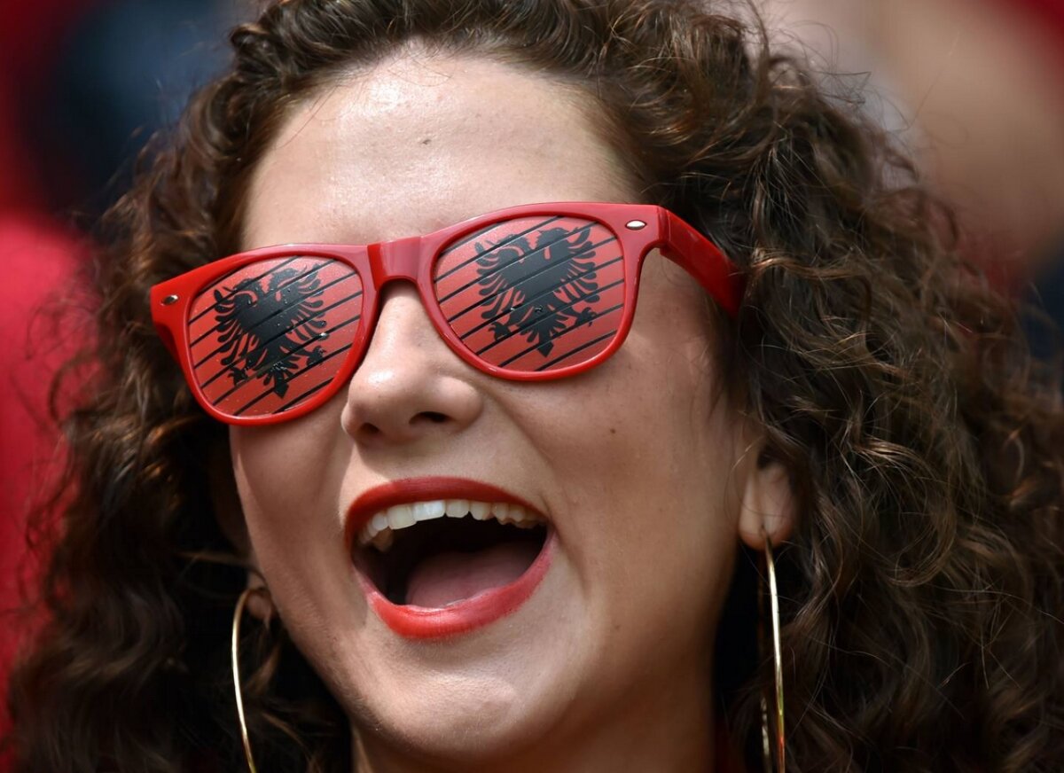 FOTO Ele au încălzit tribunele în primele meciuri » Cele mai sexy microbiste de la Euro 2016