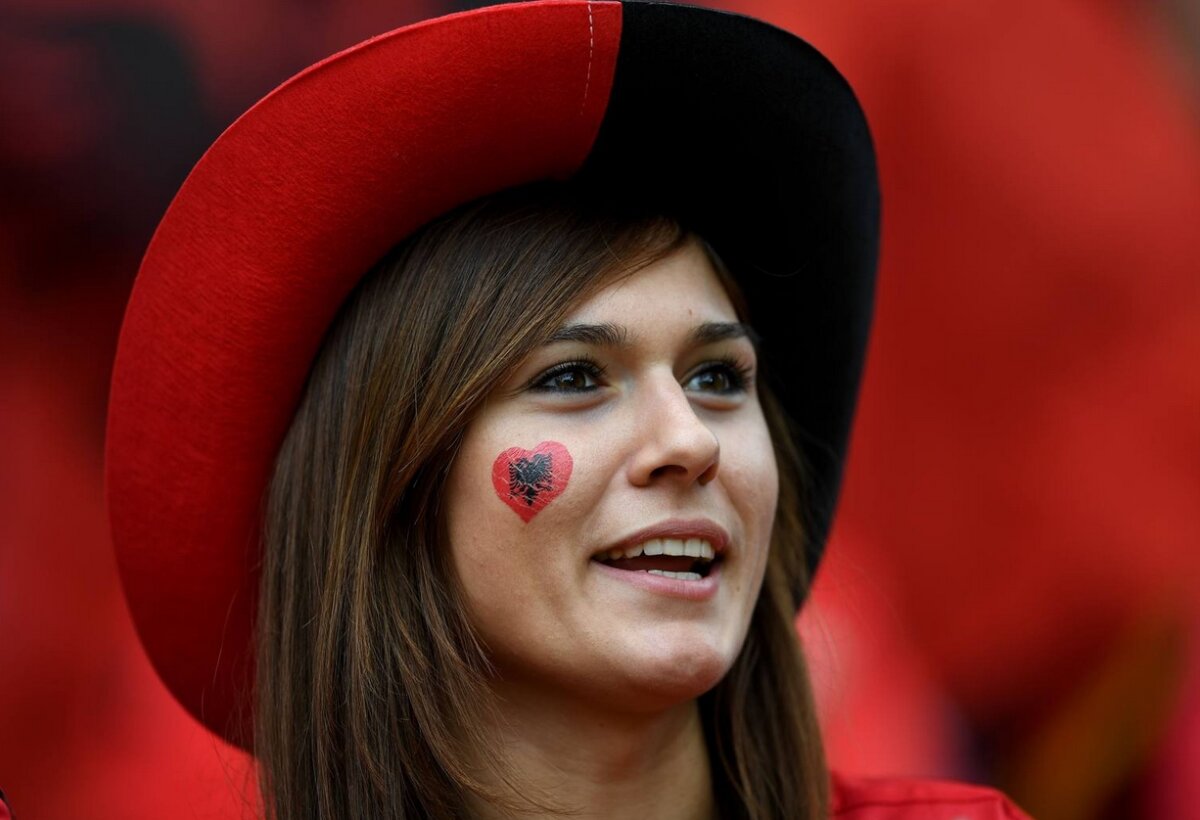 FOTO Ele au încălzit tribunele în primele meciuri » Cele mai sexy microbiste de la Euro 2016