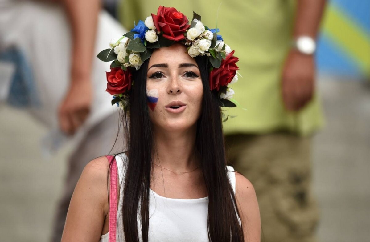 FOTO Ele au încălzit tribunele în primele meciuri » Cele mai sexy microbiste de la Euro 2016