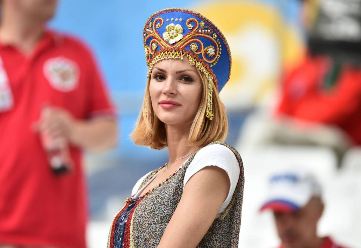 FOTO Ele au încălzit tribunele în primele meciuri » Cele mai sexy microbiste de la Euro 2016