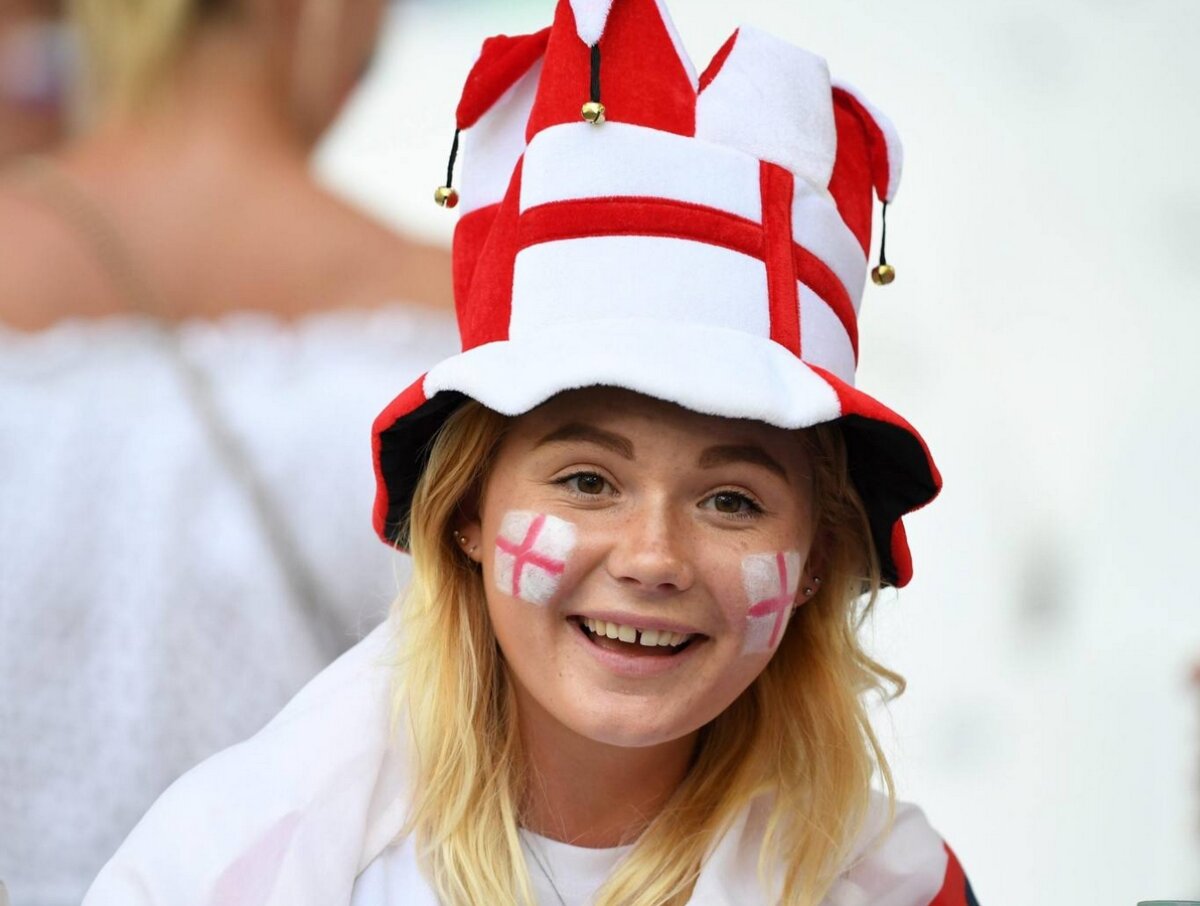 FOTO Ele au încălzit tribunele în primele meciuri » Cele mai sexy microbiste de la Euro 2016