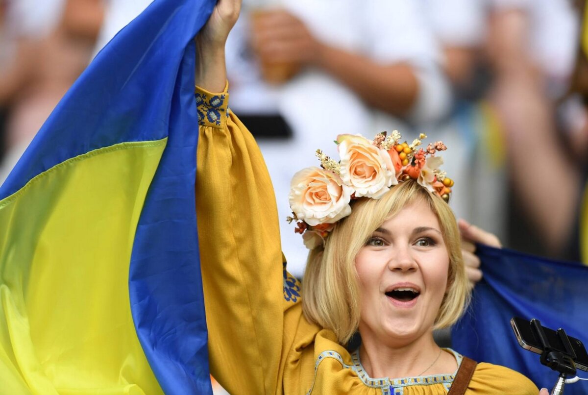 FOTO Ele au încălzit tribunele în primele meciuri » Cele mai sexy microbiste de la Euro 2016