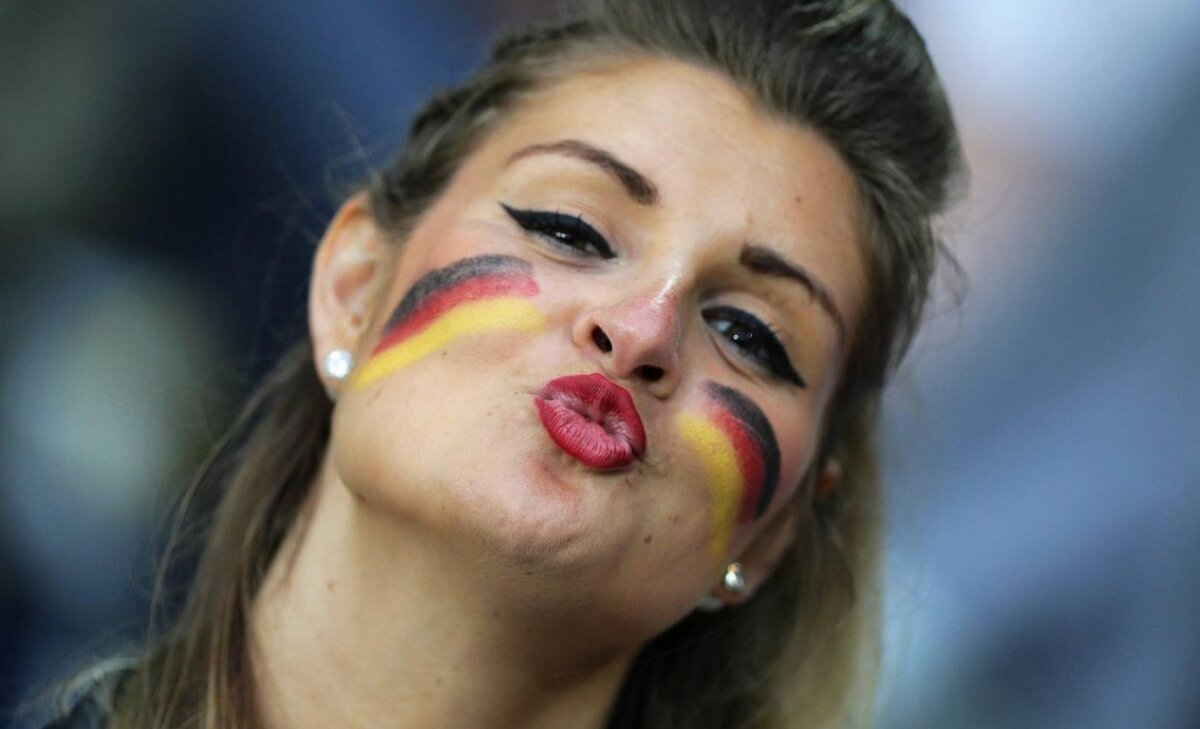 FOTO Ele au încălzit tribunele în primele meciuri » Cele mai sexy microbiste de la Euro 2016