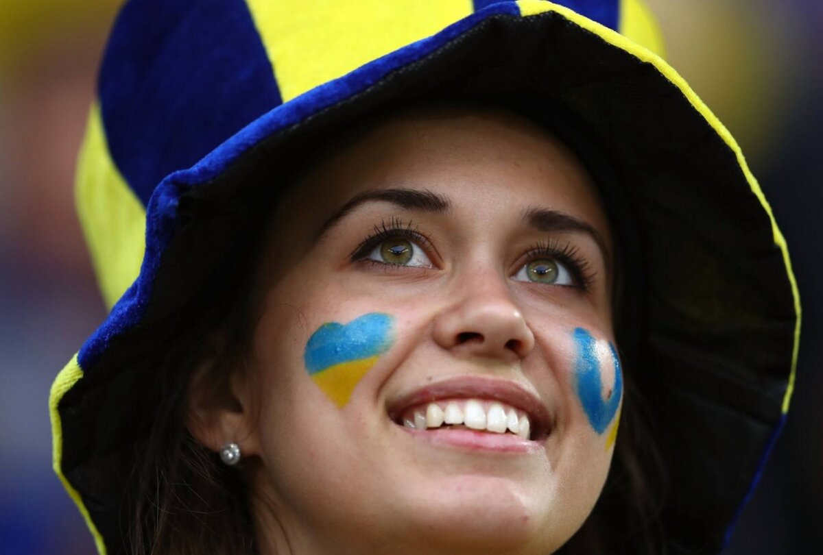 FOTO Ele au încălzit tribunele în primele meciuri » Cele mai sexy microbiste de la Euro 2016