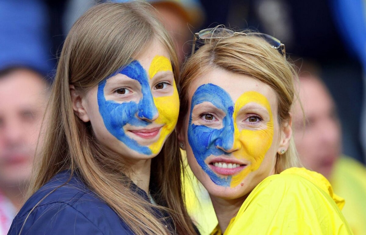 FOTO Ele au încălzit tribunele în primele meciuri » Cele mai sexy microbiste de la Euro 2016