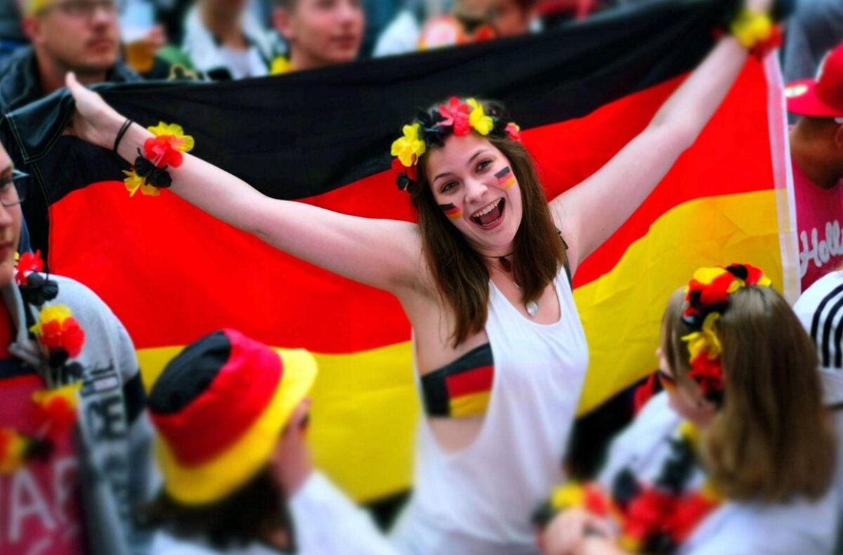 FOTO Ele au încălzit tribunele în primele meciuri » Cele mai sexy microbiste de la Euro 2016