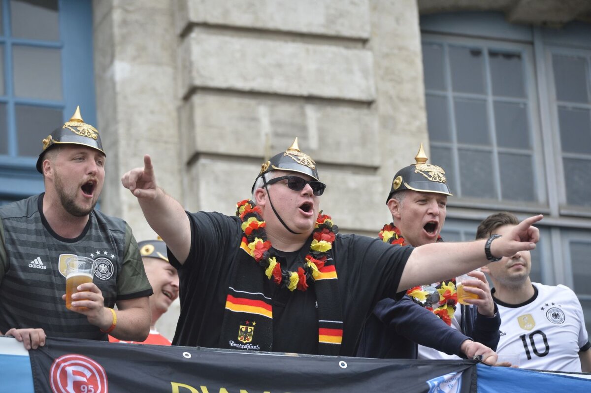 De la cântecul copilăriei la bătaia în orb  » Cum se vede Euro într-un oraș mic cu două națiuni prietene până când alcoolul le încaieră