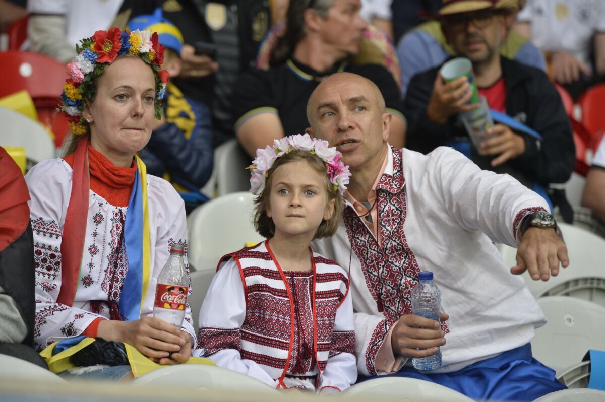 De la cântecul copilăriei la bătaia în orb  » Cum se vede Euro într-un oraș mic cu două națiuni prietene până când alcoolul le încaieră