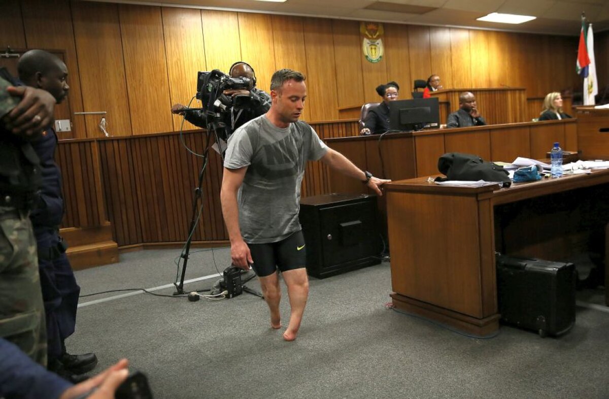 VIDEO și FOTO » Pistorius și-a scos protezele în sala de judecată pentru a demonstra că nu a ucis-o intenționat pe iubita sa