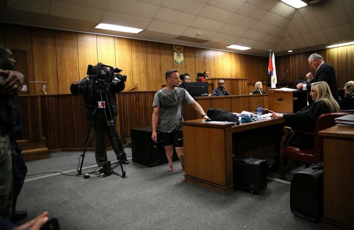 VIDEO și FOTO » Pistorius și-a scos protezele în sala de judecată pentru a demonstra că nu a ucis-o intenționat pe iubita sa