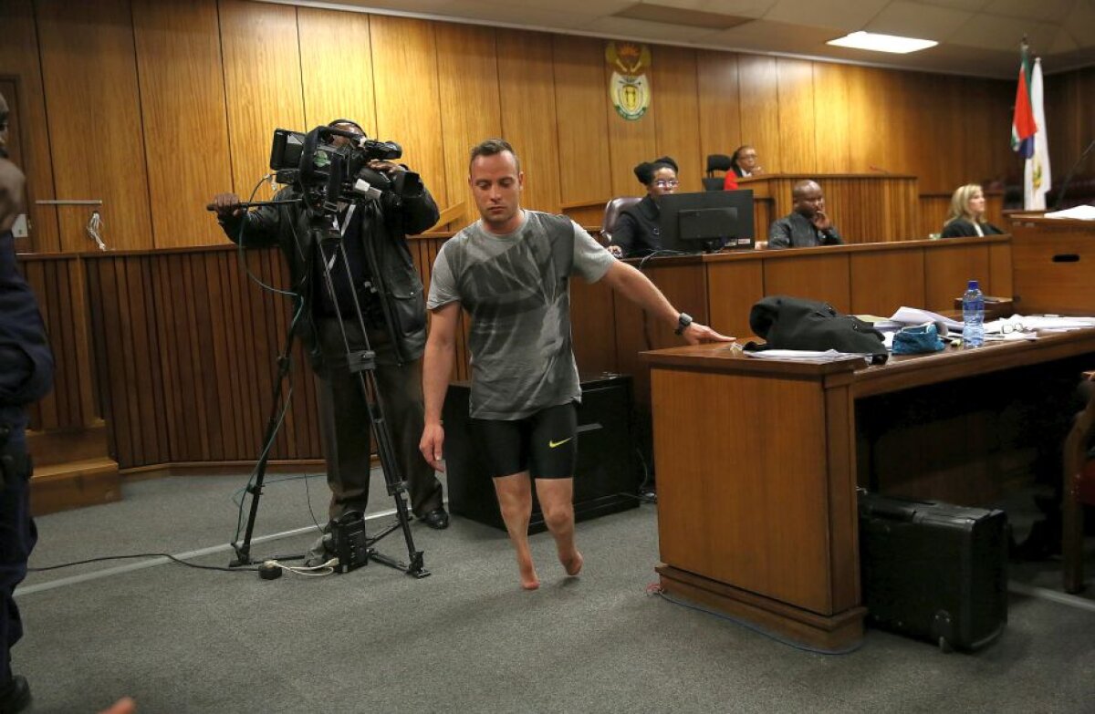 VIDEO și FOTO » Pistorius și-a scos protezele în sala de judecată pentru a demonstra că nu a ucis-o intenționat pe iubita sa