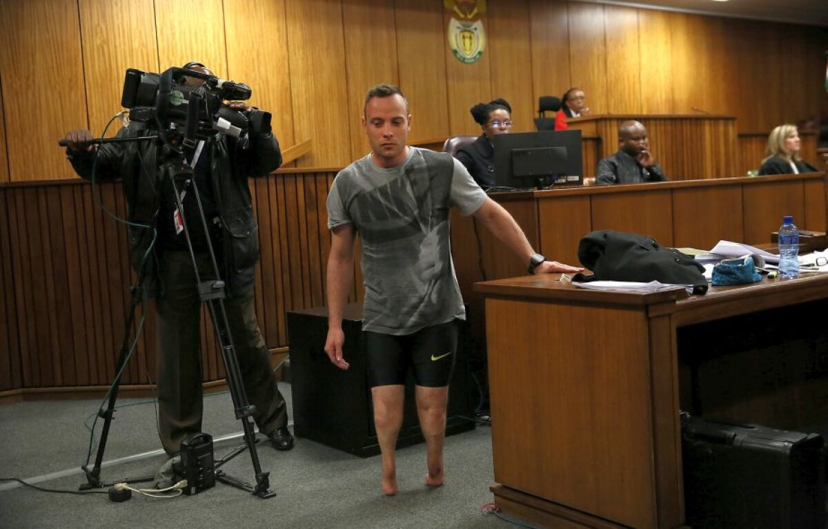 VIDEO și FOTO » Pistorius și-a scos protezele în sala de judecată pentru a demonstra că nu a ucis-o intenționat pe iubita sa