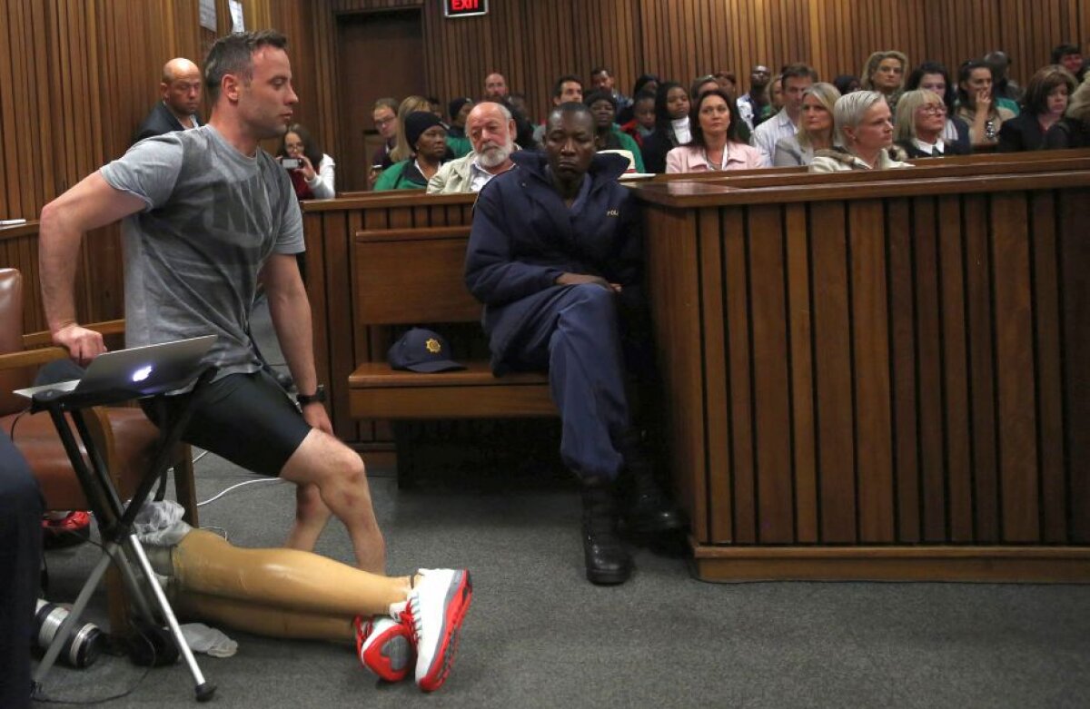 VIDEO și FOTO » Pistorius și-a scos protezele în sala de judecată pentru a demonstra că nu a ucis-o intenționat pe iubita sa
