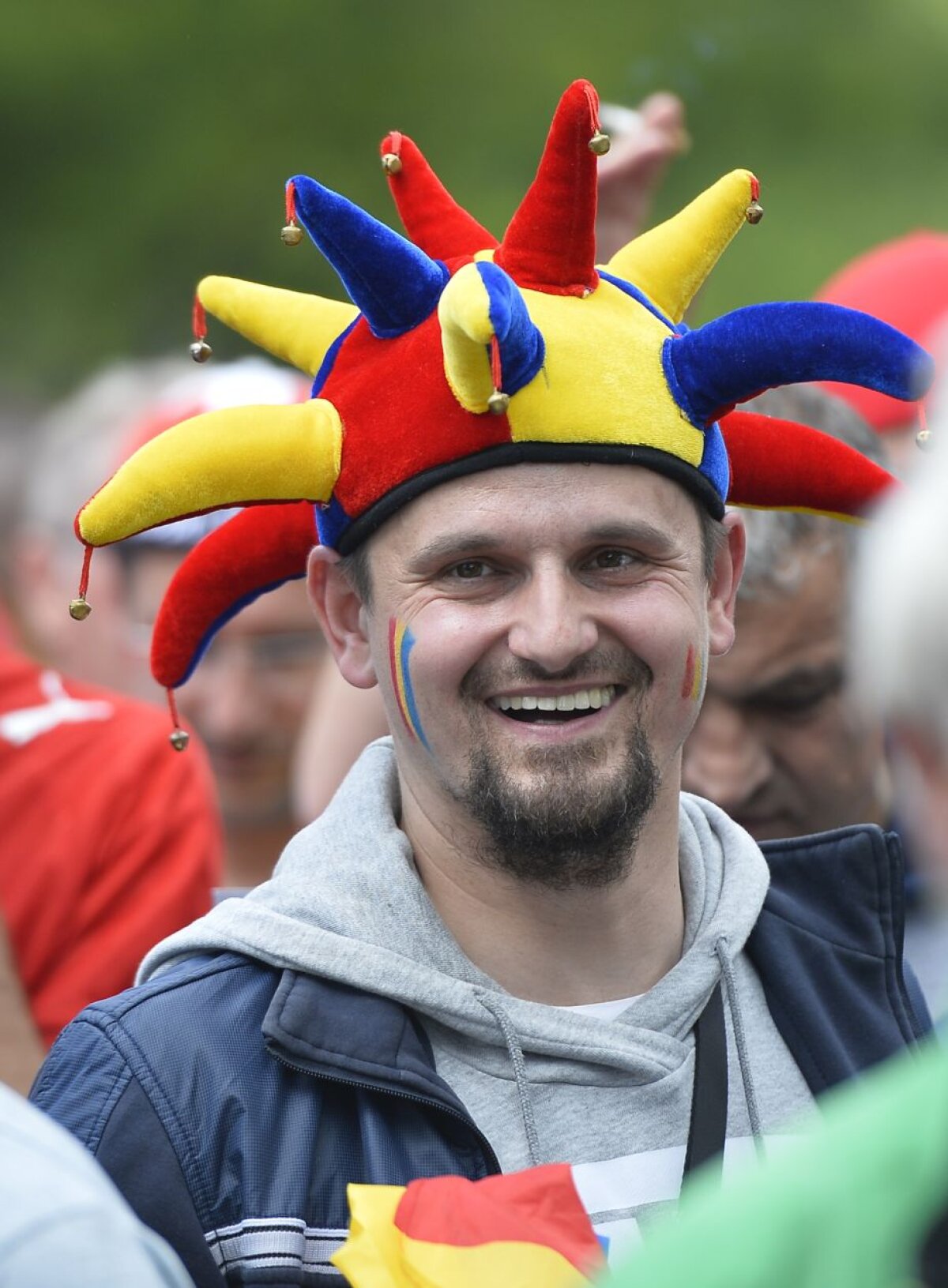 GALERIE FOTO Parisul în galben și roșu! Suporterii României și ai Elveției au făcut SHOW pe stadion