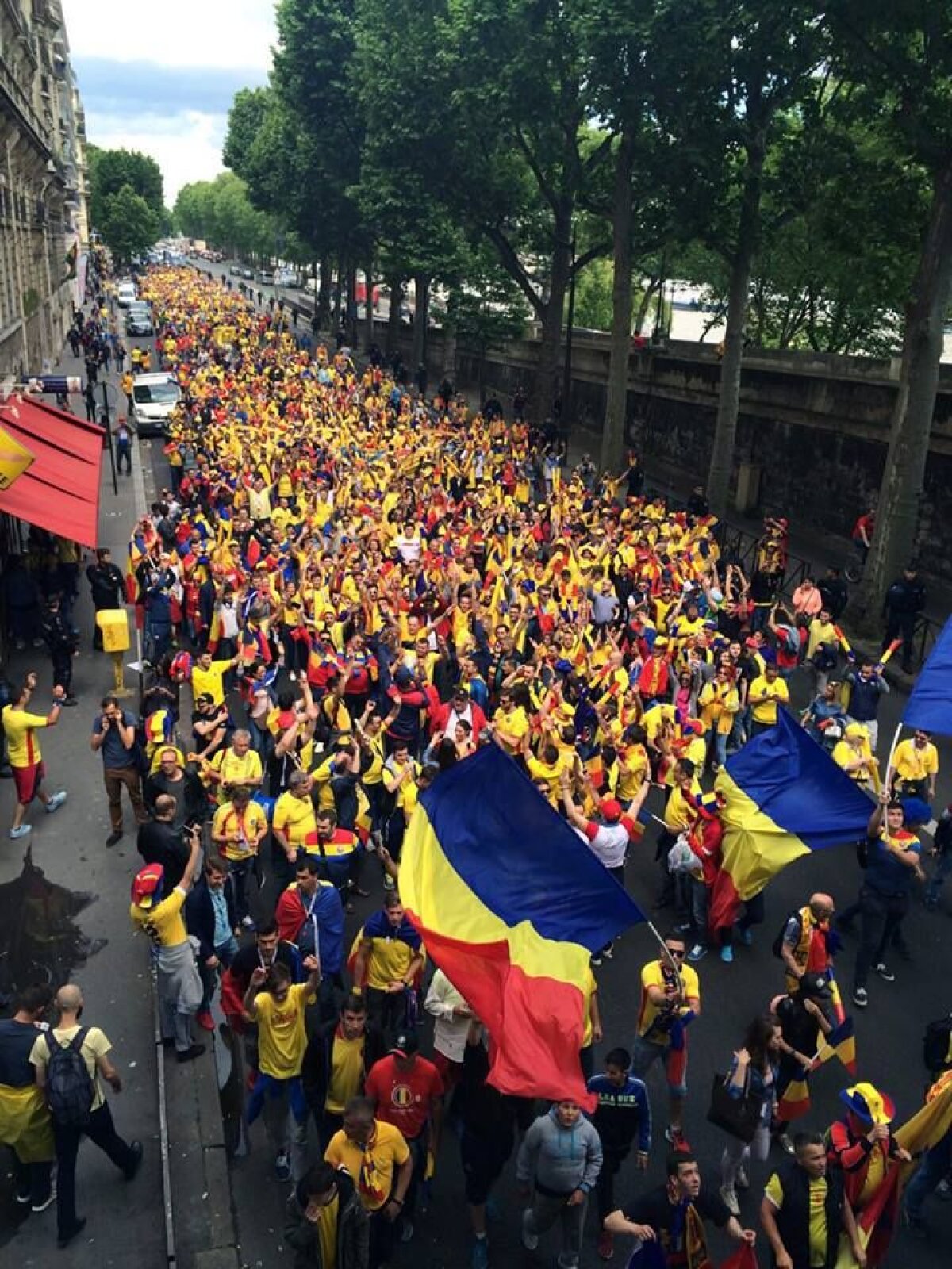 FOTO Invazia galbenă » Zeci de mii de români au luat cu asalt Parc des Princes și zonele dimprejurul stadionului parizian