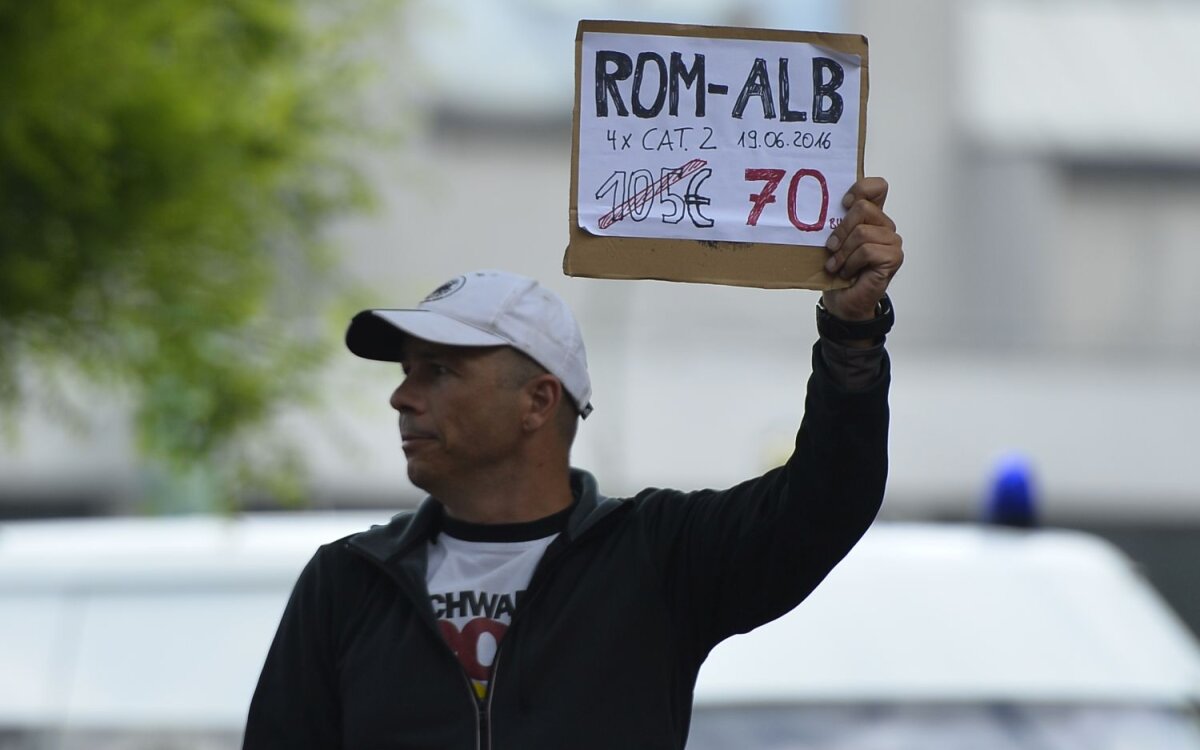 FOTO Invazia galbenă » Zeci de mii de români au luat cu asalt Parc des Princes și zonele dimprejurul stadionului parizian