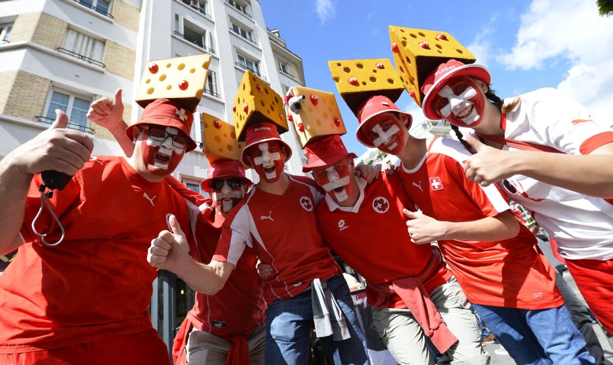 FOTO Invazia galbenă » Zeci de mii de români au luat cu asalt Parc des Princes și zonele dimprejurul stadionului parizian