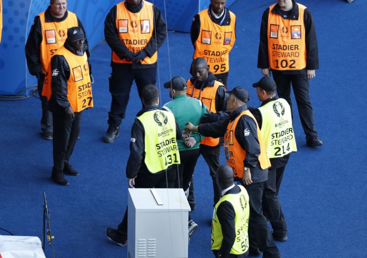 FOTO Ce nu s-a văzut la TV la meciul România - Elveția! Fotografii au fost pe fază și au surprins un moment delicat de pe margine